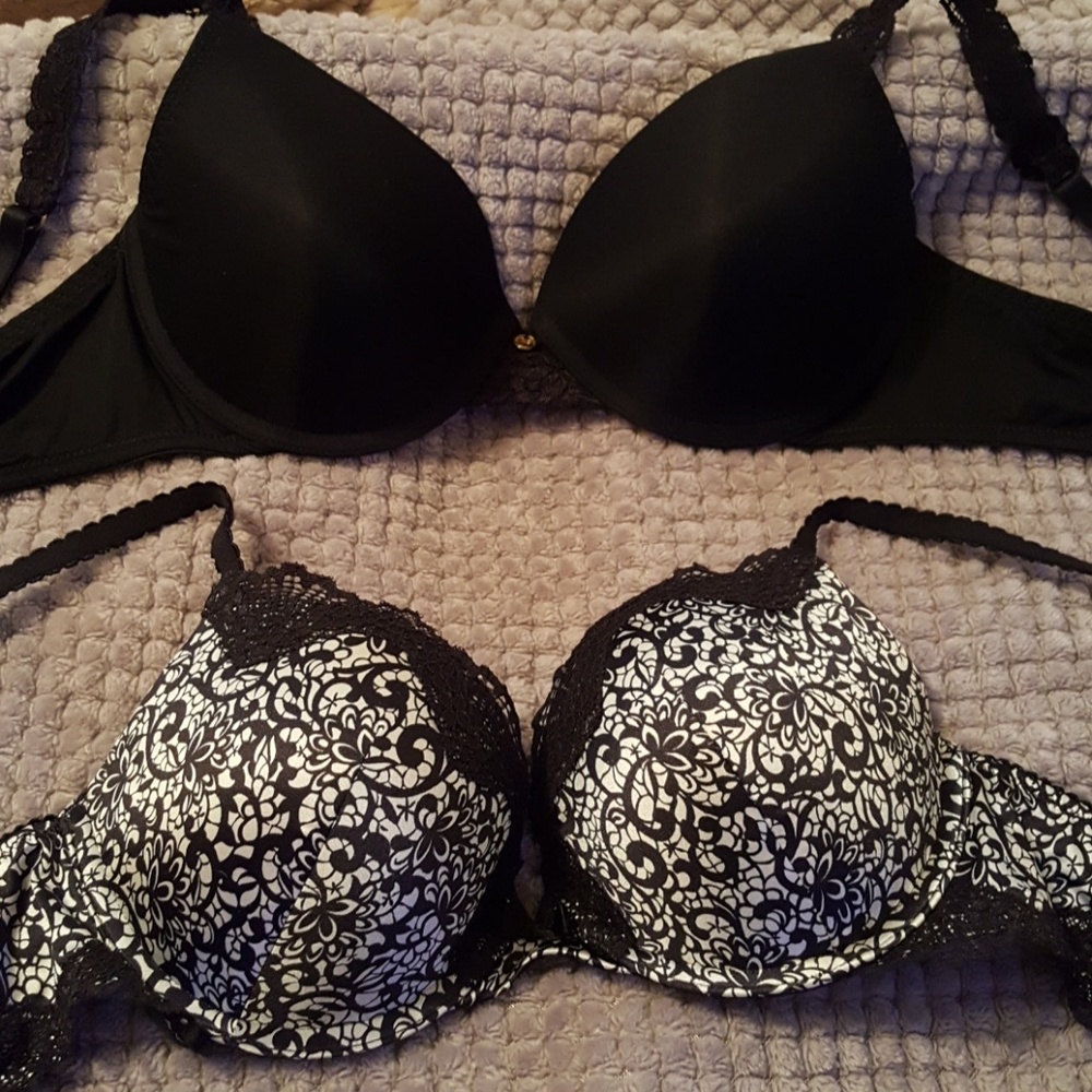 Set of bra's.